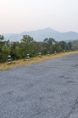 doğal yol yüzeyinde yol kenarı ayağı