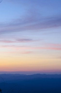 Parlak turuncu ve sarı günbatımı gökyüzü