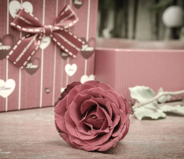 Gül ve hediye aşk konsepti