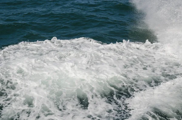 Boat Wake Wodzie Pobliżu Łodzi — Zdjęcie stockowe