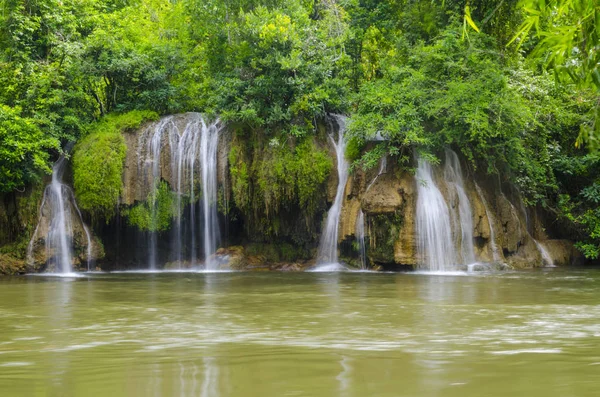Göl, ağaçlar ve tezgah sonbahar görünümü