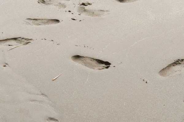 Primo Piano Delle Impronte Sulla Sabbia Della Spiaggia — Foto Stock