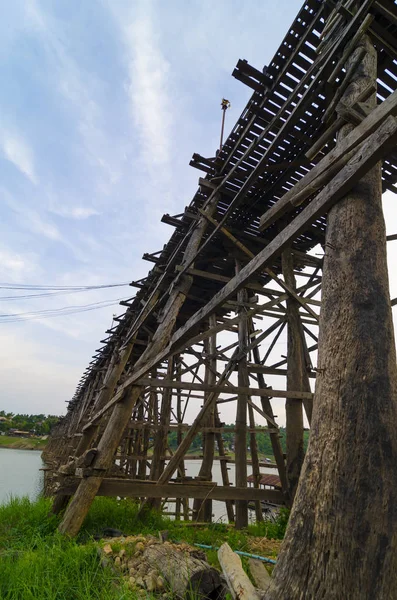 古い木造の橋崩壊橋川を渡るとウッド ブリッジ Sangklaburi カンチャナブリ タイ国アジア — ストック写真