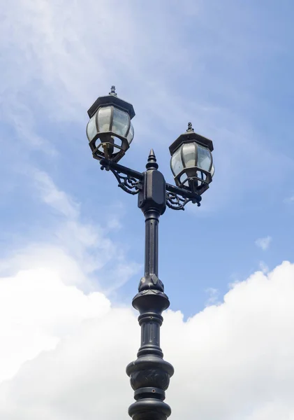 Lâmpada Vintage Com Céu Azul Nuvem — Fotografia de Stock