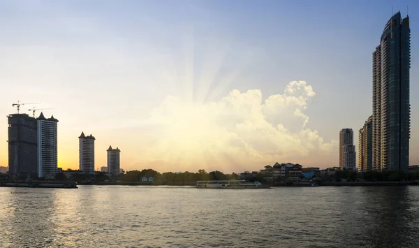 gece manzarası, bangkok, Tayland, yansıması ile Bangkok şehir şehir merkezinde