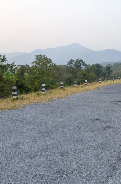 doğal yol yüzeyinde yol kenarı ayağı