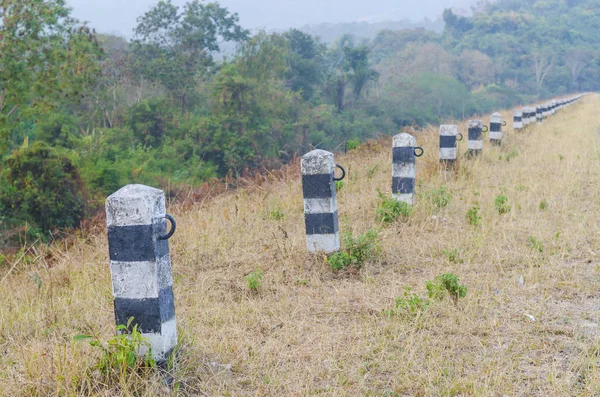 doğal yol yüzeyinde yol kenarı ayağı