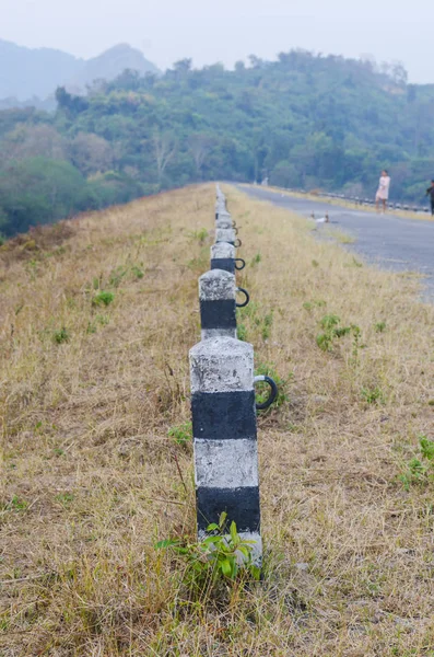 doğal yol yüzeyinde yol kenarı ayağı