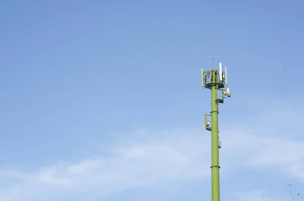 Telekommunikationsfunkantenne Und Satellitenmast Mit Blauem Himmel — Stockfoto