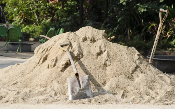 Haufen Sand Und Schaufel Für Den Bau — Stockfoto