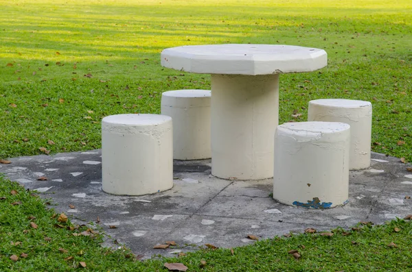 Sonbahar parkında bankta