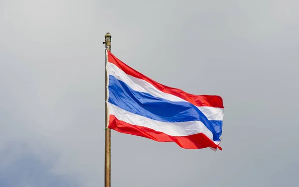 Foto Van Thaise Vlag Van Thailand Met Blauwe Hemelachtergrond Zwaaien — Stockfoto