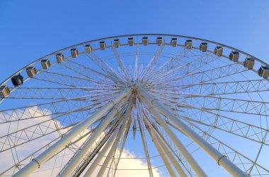 Güzel büyük dönme dolap. Ve mavi gökyüzü.