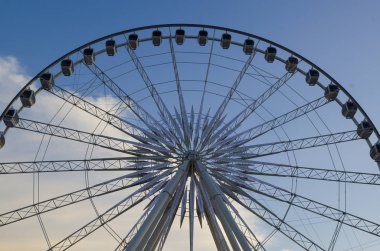 Güzel büyük dönme dolap. Ve mavi gökyüzü.