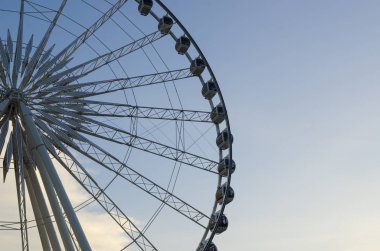 Güzel büyük dönme dolap. Ve mavi gökyüzü.