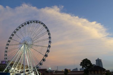 Gün batımında dönme dolap.
