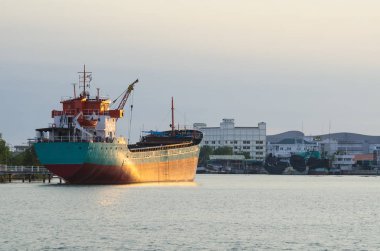 büyük konteyner gemi limana gelen