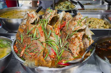 Tay tarzı bütün balık red snapper yemek demirhindi soslu taze hazırlanmış