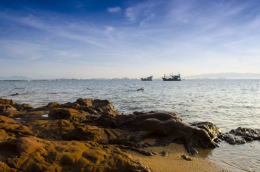 Gün batımında kumlu sahil.