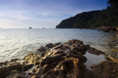 Li-pe adasında güneş batan ve plaj Tayland