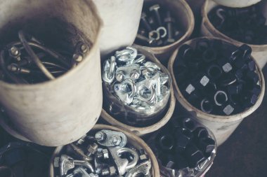 cıvata birlikte bir dükkanda yığılmış