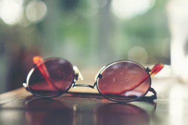 Vintage güneş gözlüğü güneş ışığı ile