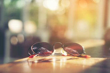 Vintage güneş gözlüğü güneş ışığı ile