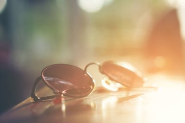 Vintage güneş gözlüğü güneş ışığı ile