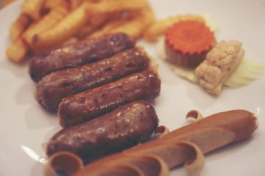 Baharat ve bitkilerle kızartılmış sosisler, seçici odaklanma.