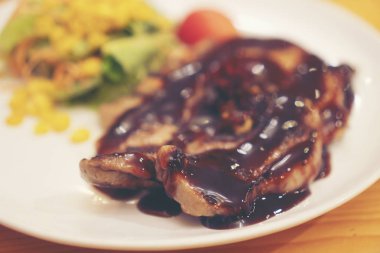 Tabakta sığır eti.