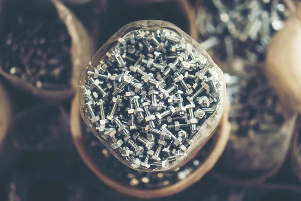 cıvata birlikte bir dükkanda yığılmış