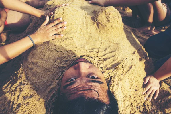 Muž Pohřben Písku Pláži Pojem Štěstí Dovolená Žádný Problém Všechno — Stock fotografie