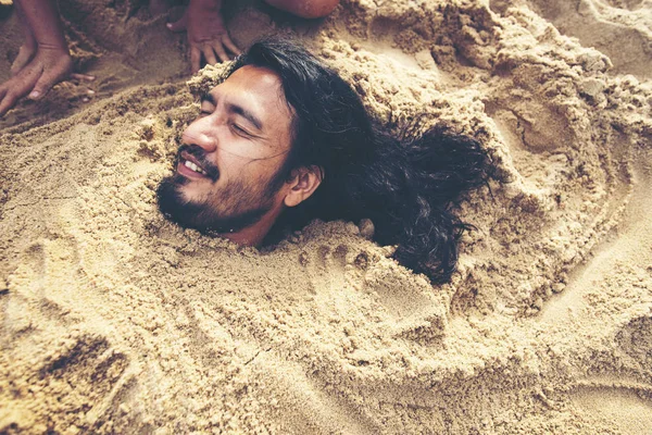 人被埋在沙滩上的沙子里 概念幸福 没有问题 一切都很好 — 图库照片