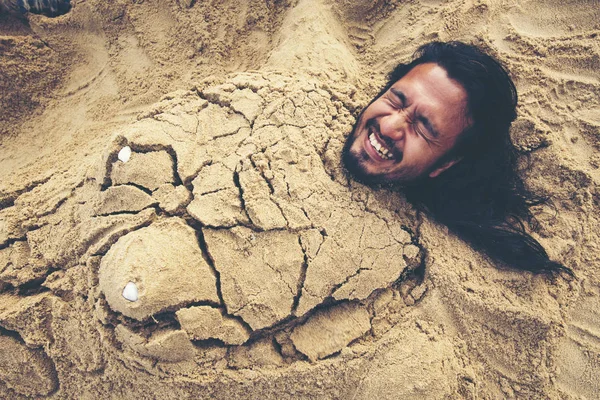 Homme Enterré Dans Sable Plage Concept Bonheur Vacances Pas Problème — Photo