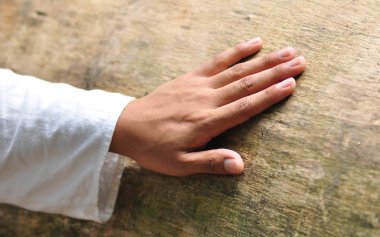 Gövdede yerleştirilen bir el