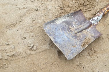 Kürekle toprak. Yakın plan.