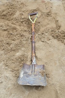 Kürekle toprak. Yakın plan.