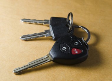 Kahverengi arkaplanda uzak araba anahtarı