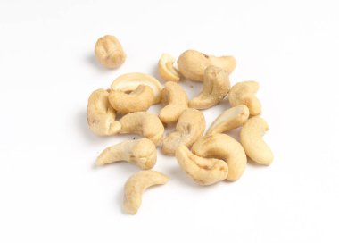 Beyaz arka planda izole edilmiş kavrulmuş kaju fıstığı