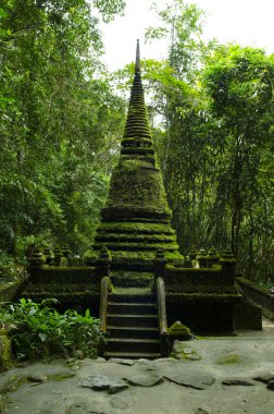 Chanthaburi Eyaleti Tayland 'daki Phlio Şelalesi Ulusal Parkı' ndaki eski pagoda ve yosun.
