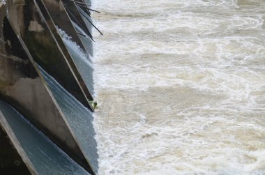 Nehirdeki su barajı