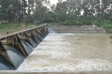 Nehirdeki su barajı