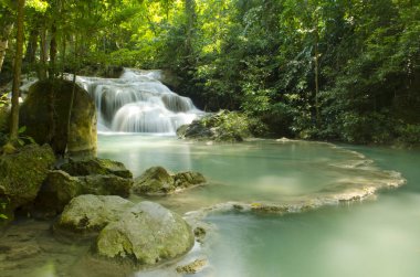 derin orman şelale içinde kanchanaburi, Tayland