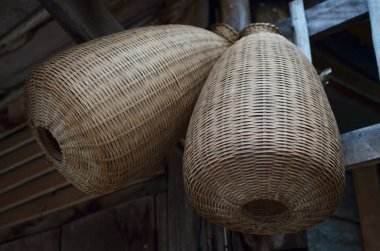 Tayland tarzı. Bambu kulübesinde antika bambu balıkçılığı aletleri.