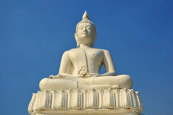 White Buddha Statue Blue Sky Background — Stockfoto