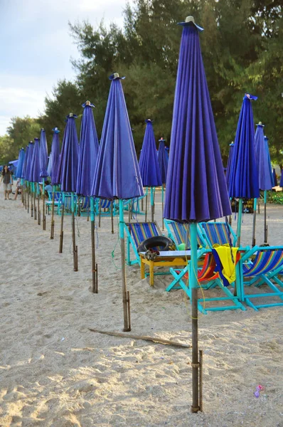 Plage Tropicale Avec Parasols — Photo