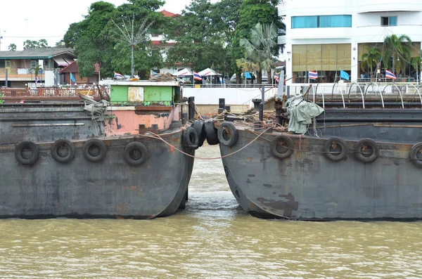 Kargo gemisi ve nehrin bir parçası.