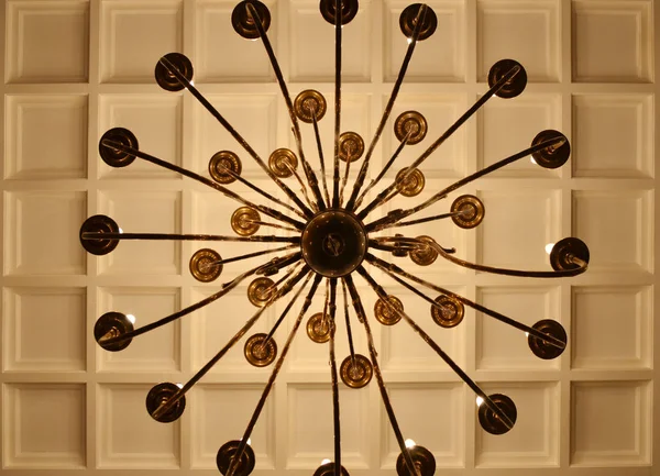 ヴィンテージの天井の背景を持つシンプルなシャンデリアボトムビュー — ストック写真
