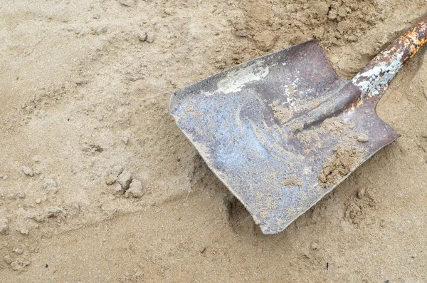 Kürekle toprak. Yakın plan.