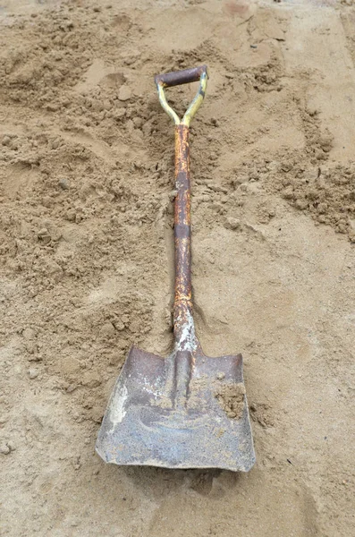 Kürekle toprak. Yakın plan.